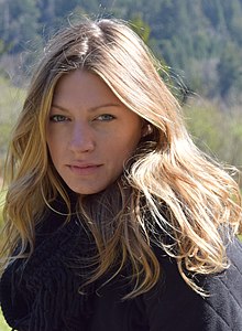 Jes Macallan Age, Net Worth, Height, Affair, and More